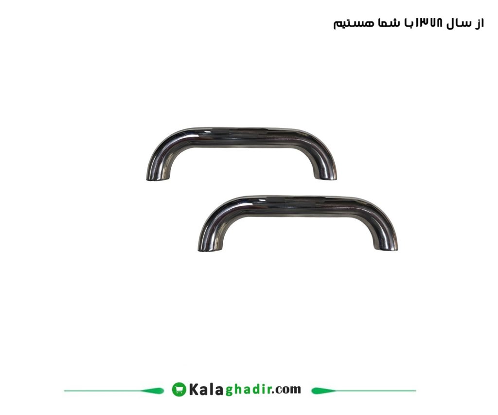 اهمیت استفاده از دستگیره وان: محیط حمام به دلیل وجود آب و کف، یکی از لغزنده ترین فضاهای خانه محسوب می شود. این لغزندگی می تواند خطر سقوط و بروز آسیب های جدی را افزایش دهد، به خصوص برای کودکان، سالمندان، افراد باردار یا کسانی که از مشکلات حرکتی رنج می برند. نصب یک دستگیره وان مناسب، این خطرات را به میزان قابل توجهی کاهش می دهد و حس امنیت و استقلال را برای کاربران فراهم می کند. انواع دستگیره وان: دستگیره های وان در انواع مختلفی با جنس ها، طرح ها و روش های نصب متفاوت عرضه می شوند: *دستگیره های ثابت: این نوع دستگیره ها به صورت دائمی به دیوار یا لبه وان پیچ می شوند و استحکام بالایی دارند. معمولاً از جنس فلزات ضد زنگ مانند استیل یا آلومینیوم ساخته می شوند تا در برابر رطوبت مقاوم باشند. *دستگیره های مکشی: این مدل ها بدون نیاز به سوراخکاری نصب می شوند و با استفاده از مکنده های قوی به سطح صاف وان یا کاشی می چسبند. نصب و جداسازی آنها آسان است، اما باید از محکم بودن مکش آنها قبل از استفاده اطمینان حاصل کرد. *دستگیره های متحرک یا تاشو: برخی دستگیره ها قابلیت تاشدن به سمت بالا یا کنار را دارند تا در زمان عدم استفاده، فضای کمتری اشغال کنند و مزاحمتی ایجاد نکنند. نکات مهم در انتخاب و نصب دستگیره وان: *جنس: دستگیره باید از مواد مقاوم در برابر زنگ زدگی و خوردگی ساخته شده باشد. *طراحی ارگونومیک: شکل دستگیره باید به گونه ای باشد که به راحتی در دست جای گیرد و لیز نخورد. *محل نصب: دستگیره باید در محلی نصب شود که دسترسی به آن آسان بوده و بیشترین پشتیبانی را هنگام ورود و خروج از وان فراهم کند. *استحکام:* در صورت استفاده از دستگیره های ثابت، از محکم بودن پیچ ها و اتصالات اطمینان حاصل کنید. برای دستگیره های مکشی، قبل از هر بار استفاده، از قدرت مکش آنها مطمئن شوید. استفاده از دستگیره وان، سرمایه گذاری کوچکی است که می تواند ایمنی و آرامش خاطر شما و عزیزانتان را در محیط حساس حمام تضمین کند.