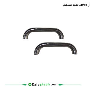 اهمیت استفاده از دستگیره وان: محیط حمام به دلیل وجود آب و کف، یکی از لغزنده ترین فضاهای خانه محسوب می شود. این لغزندگی می تواند خطر سقوط و بروز آسیب های جدی را افزایش دهد، به خصوص برای کودکان، سالمندان، افراد باردار یا کسانی که از مشکلات حرکتی رنج می برند. نصب یک دستگیره وان مناسب، این خطرات را به میزان قابل توجهی کاهش می دهد و حس امنیت و استقلال را برای کاربران فراهم می کند. انواع دستگیره وان: دستگیره های وان در انواع مختلفی با جنس ها، طرح ها و روش های نصب متفاوت عرضه می شوند: *دستگیره های ثابت: این نوع دستگیره ها به صورت دائمی به دیوار یا لبه وان پیچ می شوند و استحکام بالایی دارند. معمولاً از جنس فلزات ضد زنگ مانند استیل یا آلومینیوم ساخته می شوند تا در برابر رطوبت مقاوم باشند. *دستگیره های مکشی: این مدل ها بدون نیاز به سوراخکاری نصب می شوند و با استفاده از مکنده های قوی به سطح صاف وان یا کاشی می چسبند. نصب و جداسازی آنها آسان است، اما باید از محکم بودن مکش آنها قبل از استفاده اطمینان حاصل کرد. *دستگیره های متحرک یا تاشو: برخی دستگیره ها قابلیت تاشدن به سمت بالا یا کنار را دارند تا در زمان عدم استفاده، فضای کمتری اشغال کنند و مزاحمتی ایجاد نکنند. نکات مهم در انتخاب و نصب دستگیره وان: *جنس: دستگیره باید از مواد مقاوم در برابر زنگ زدگی و خوردگی ساخته شده باشد. *طراحی ارگونومیک: شکل دستگیره باید به گونه ای باشد که به راحتی در دست جای گیرد و لیز نخورد. *محل نصب: دستگیره باید در محلی نصب شود که دسترسی به آن آسان بوده و بیشترین پشتیبانی را هنگام ورود و خروج از وان فراهم کند. *استحکام:* در صورت استفاده از دستگیره های ثابت، از محکم بودن پیچ ها و اتصالات اطمینان حاصل کنید. برای دستگیره های مکشی، قبل از هر بار استفاده، از قدرت مکش آنها مطمئن شوید. استفاده از دستگیره وان، سرمایه گذاری کوچکی است که می تواند ایمنی و آرامش خاطر شما و عزیزانتان را در محیط حساس حمام تضمین کند.